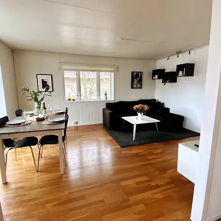 Modern And 3 Beds Free Parking Leilighet